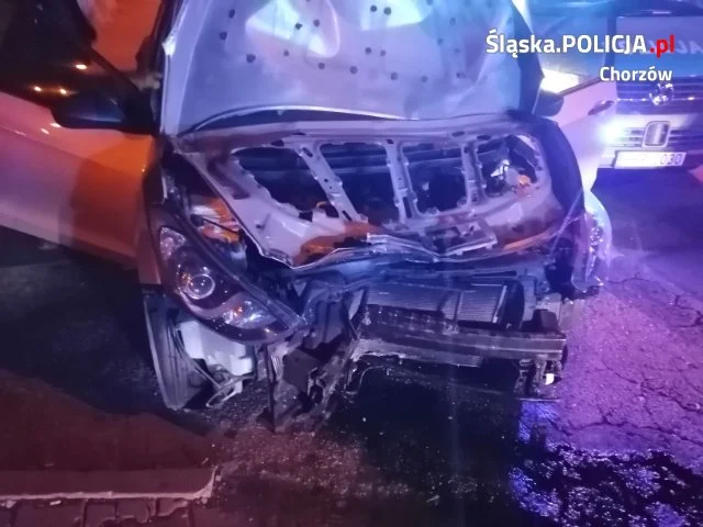 Pijany kierowca uciekając przed policją uderzył w sygnalizator świetlny