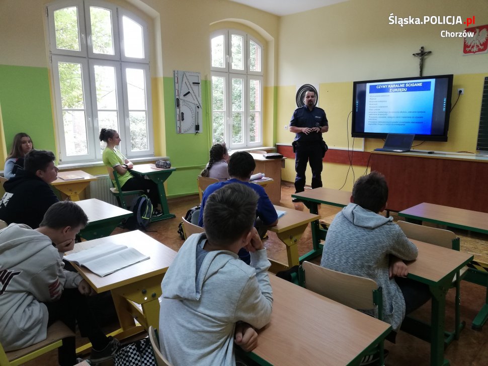 Dzielnicowi spotkali się z ósmoklasistami