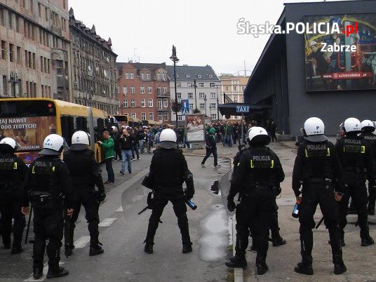 Policjanci dbali o bezpieczeństwo podczas niedzielnych piłkarskich zmagań