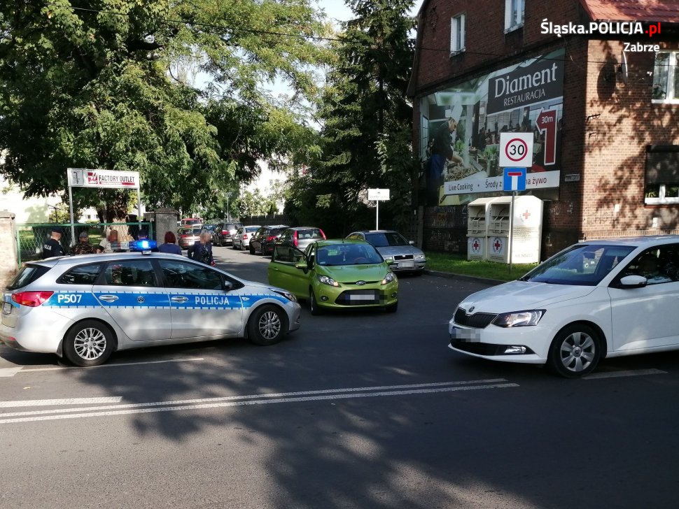 59-latek wjechał rowerem pod samochód. Policjanci apelują o ostrożność