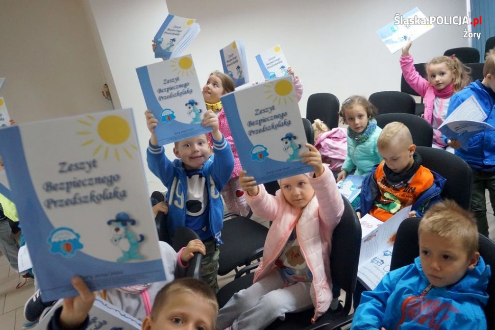 Maluchy z żorskich komend odwiedziły komendę policji
