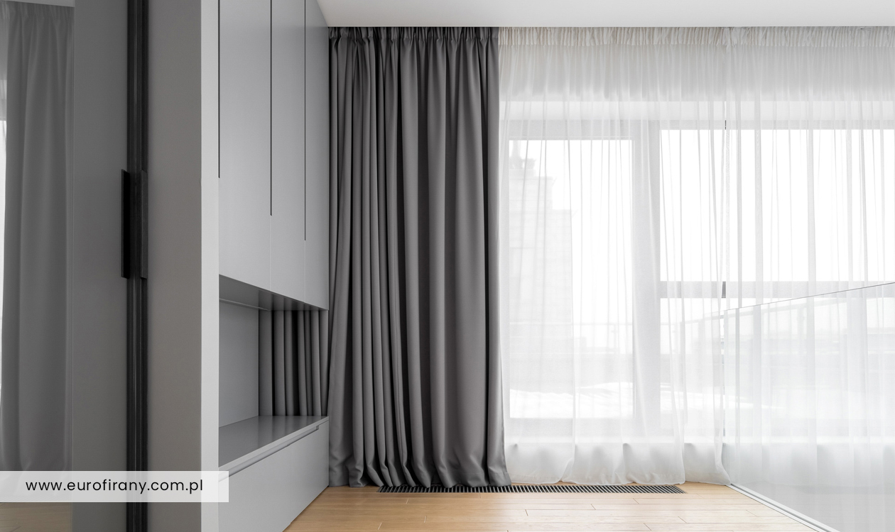 Aranżacje okien: jak dobrze zestawić firanki z zasłonami?