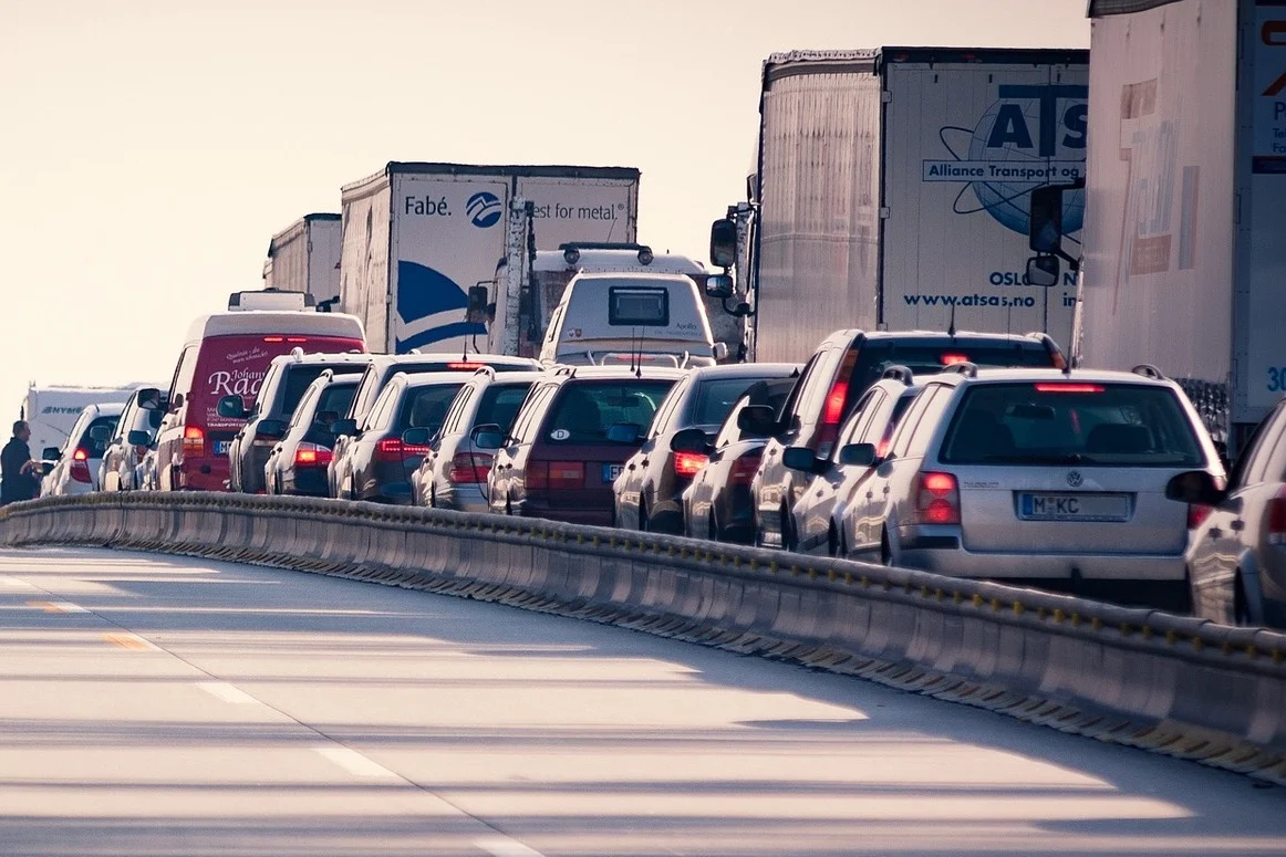 A4 zakorkowana w stronę Katowic - na auto spadł lód z jadącej przed nim ciężarówki