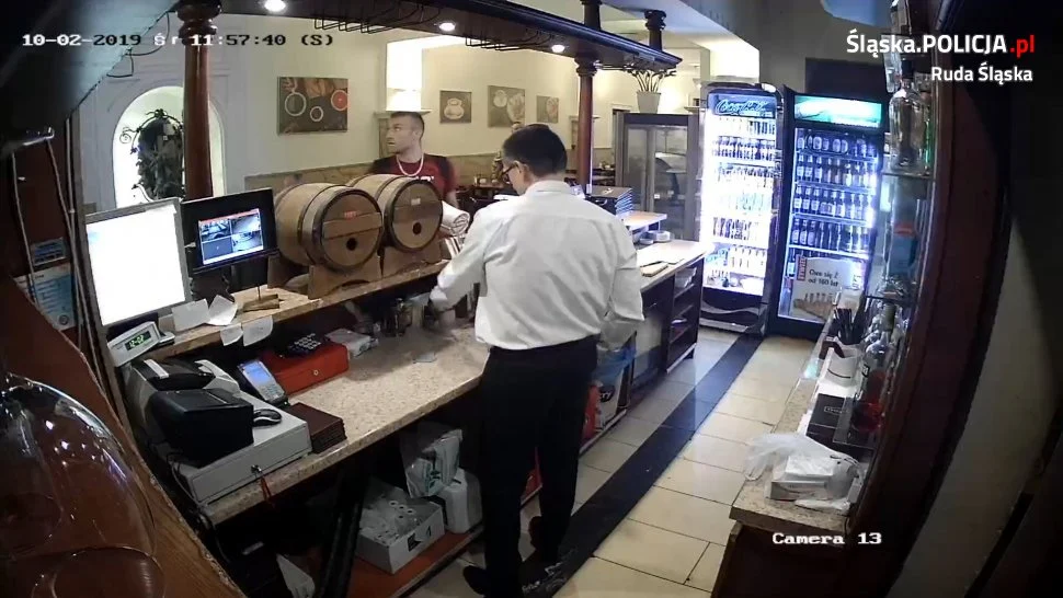 Publikujemy wizerunek mężczyzn podejrzanych o kradzież w kwiaciarni. Rozpoznajesz ich?