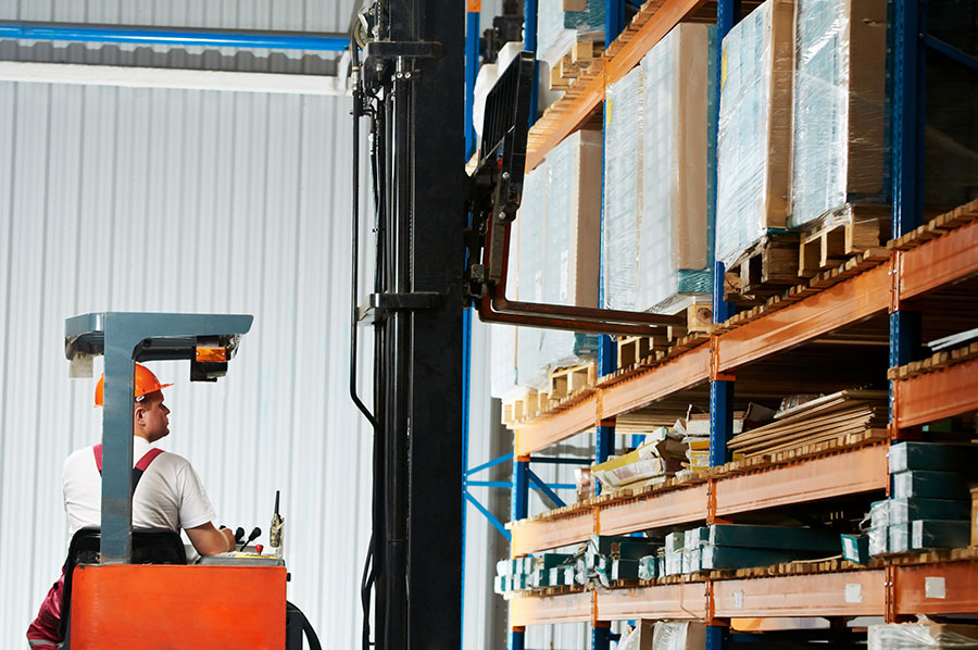 Rodzaje regałów do magazynów - jak wybrać? Jak dobrać do nich sprzęt?