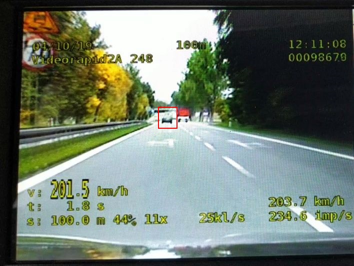 Pędził ponad 200 km/h! Pirat drogowy zatrzymany przez policję