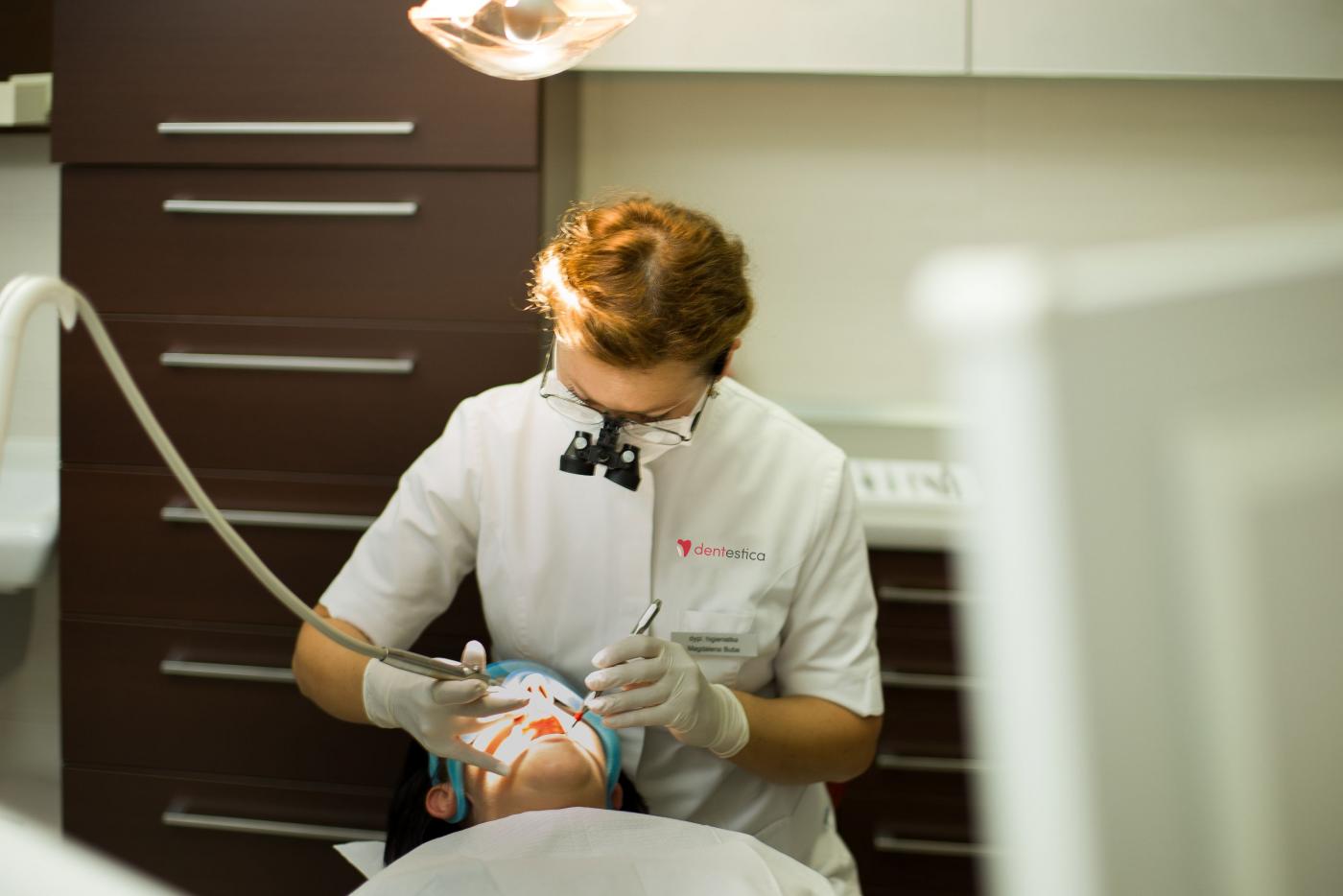 Piaskowanie, skaling i fluoryzacja, czyli higienizacja jamy ustnej bez tajemnic!