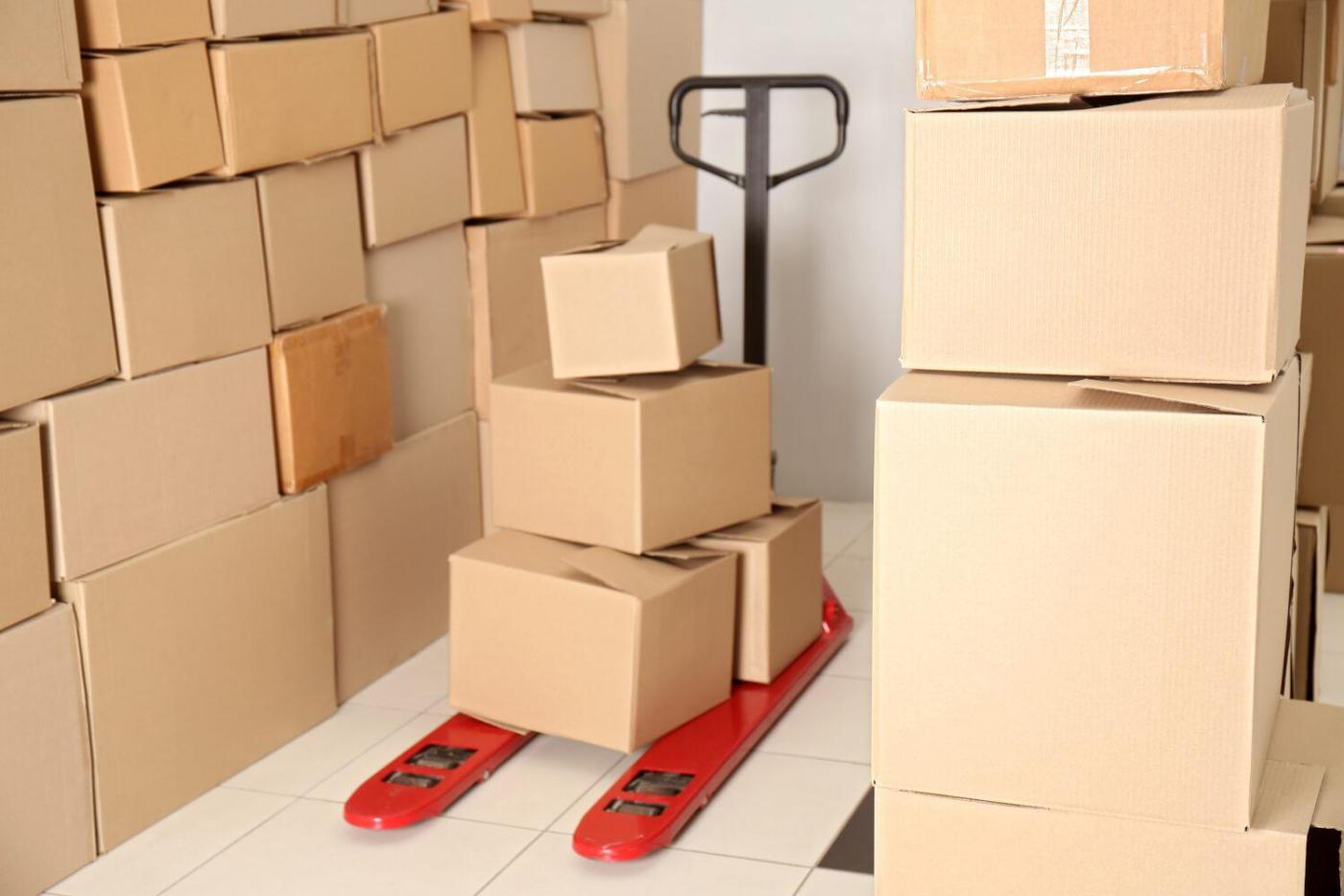 Tanie paleciaki, czyli od czego zależy cena wózka paletowego?