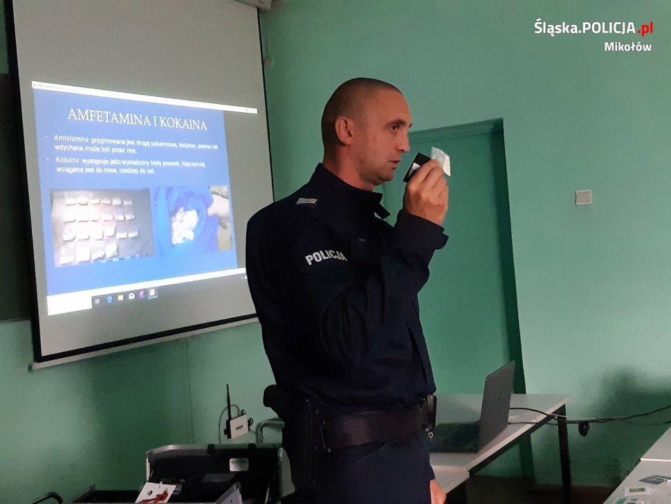 Mikołowski policjant z walizką narkotykową na spotkaniu w zakładzie pracy