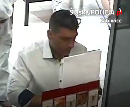 Policjanci poszukują sprawców kradzieży pieniędzy