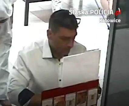Policjanci poszukują sprawców kradzieży pieniędzy