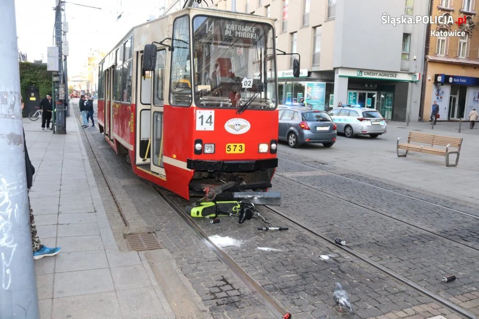 77-latek na hulajnodze zderzył się z tramwajem. W stanie ciężkim trafił do szpitala