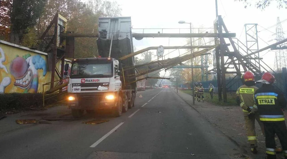 Na ul. Metalowców wywrotka uderzyła w metalową konstrukcję zamontowaną nad drogą