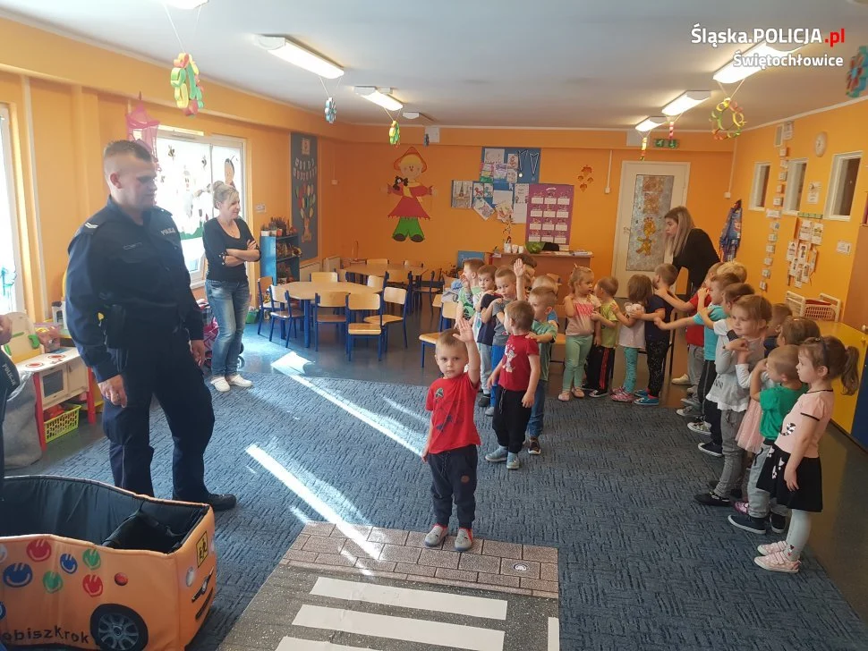 Dzielnicowi o bezpieczeństwie z przedszkolakami