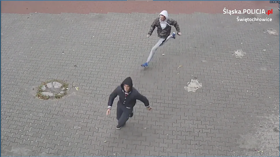 Policjanci poszukują dwóch mężczyzn, którzy ukradli telefon. Rozpoznajesz ich?