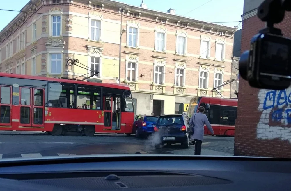 Na ul. Katowickiej doszło do wypadku. Samochód osobowy zderzył się z tramwajem