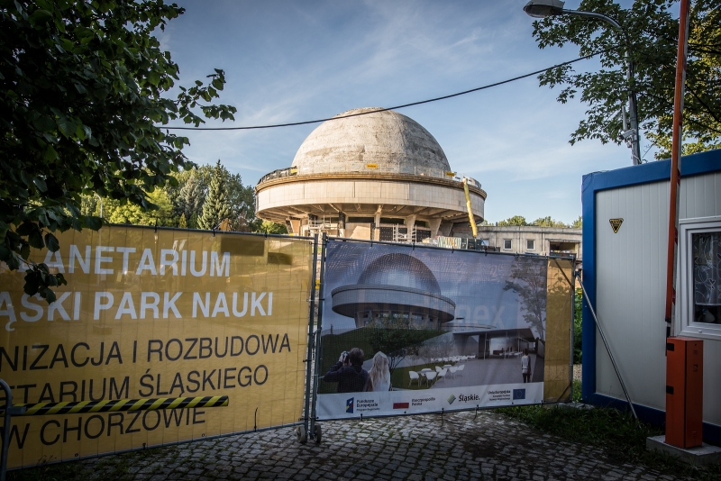 Trwa modernizacja Planetarium Śląskiego. Robotnicy kopią m.in. pod dziedzińcem