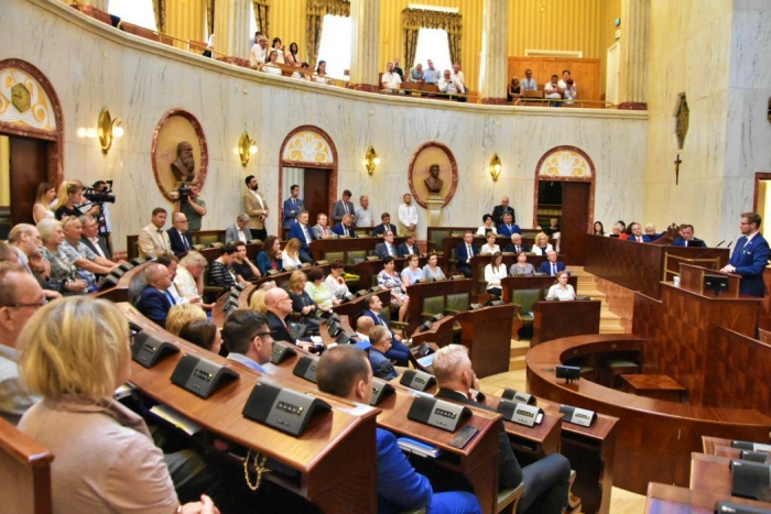Radni sejmiku wojewódzkiego idą do parlamentu. Kto ich zastąpi?