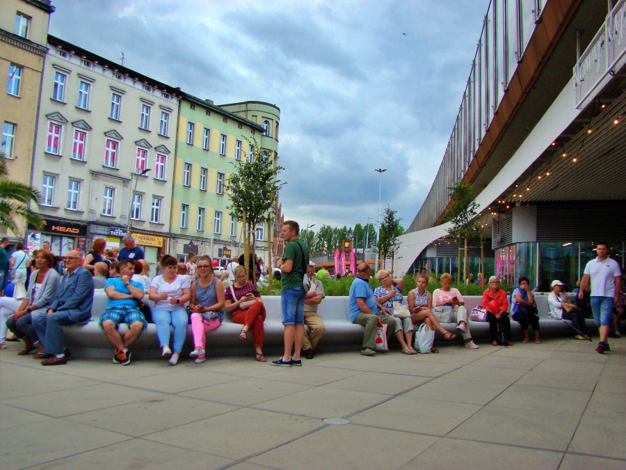 Czy na nowym rynku w Chorzowie staną dodatkowe ławki?
