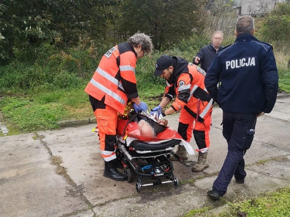 Szczęśliwy finał poszukiwań osiemdziesięciolatka - leżał w trawie kilka kilometrów od domu