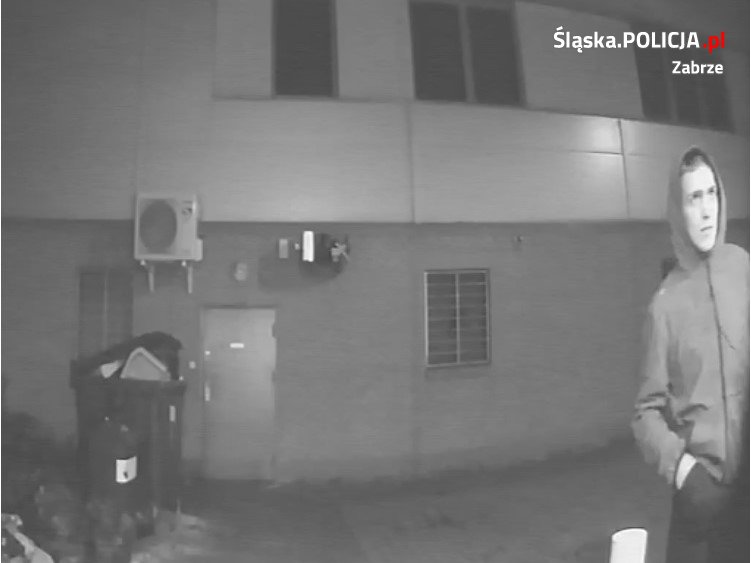 Policjanci poszukują sprawcy włamania do paczkomatu