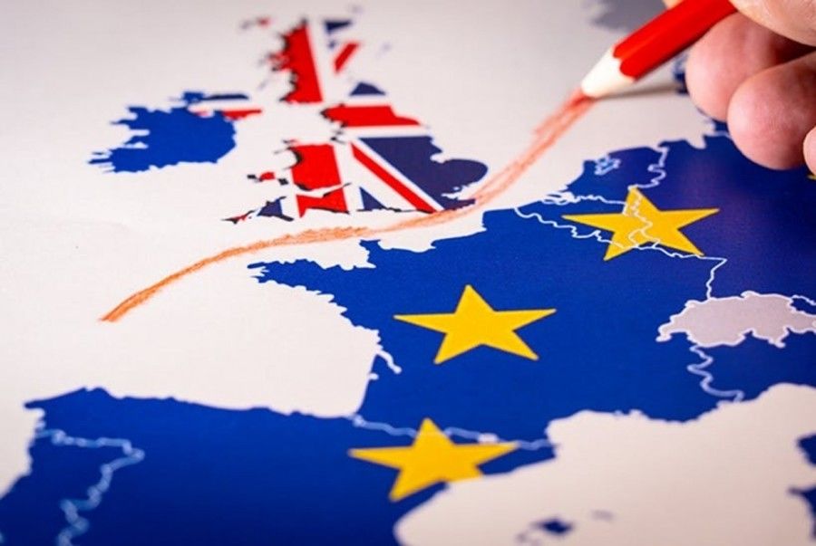 Funt ślizga się dalej gdy Johnson podąża do impasu Brexit