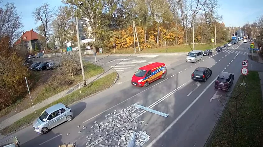 Na skrzyżowaniu ul. 1 Maja i Bielszowickiej z samochodu spadła paleta z kostką brukową