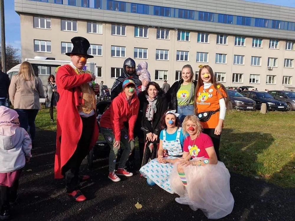 Z okazji Dnia Wcześniaka przy rudzkim szpitalu wypuszczono w niebo 200 fioletowych balonów