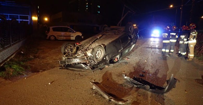 Rybnik: Uderzył w słup i dachował. 24-latek był kompletnie pijany