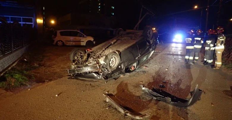 Rybnik: Uderzył w słup i dachował. 24-latek był kompletnie pijany