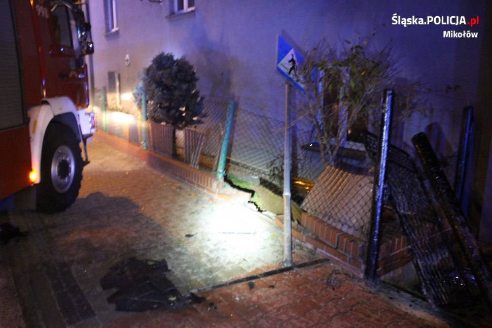 Pijany wjechał w ogrodzenie. Miał blisko 2,5 promila alkoholu i zakaz prowadzenia pojazdów