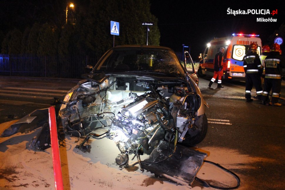 Pijany wjechał w ogrodzenie. Miał blisko 2,5 promila alkoholu i zakaz prowadzenia pojazdów