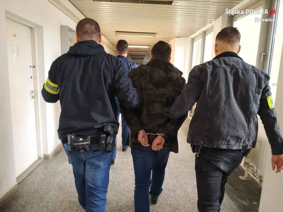 Podszywał się pod inne osoby i dokonywał kradzieży. Policjanci zatrzymali oszusta