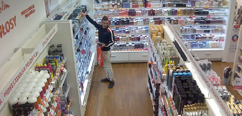 Podejrzewany o kradzież perfum. Poznajesz tego mężczyznę?