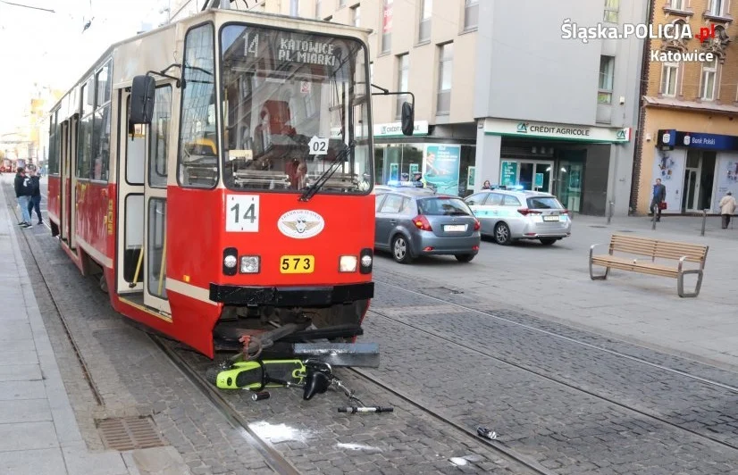 Policjanci szukają świadków zderzenia hulajnogi z tramwajem