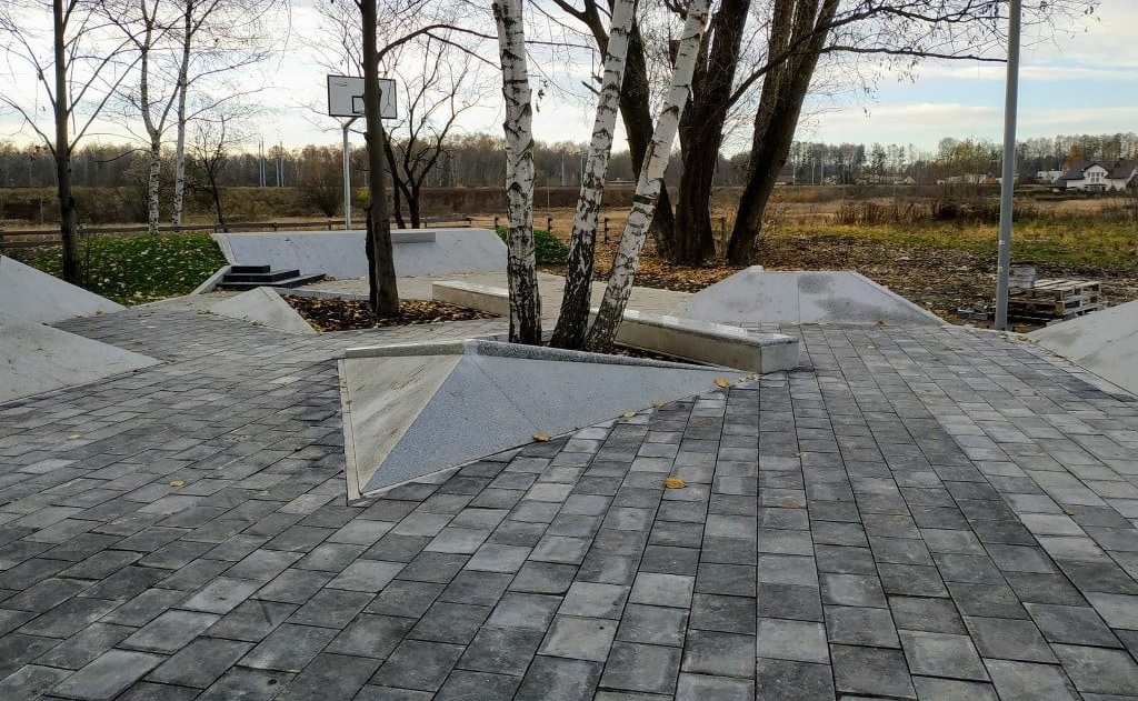 Nowy skatepark w Katowicach Piotrowicach to bubel? Nawierzchnia jest... brukowana