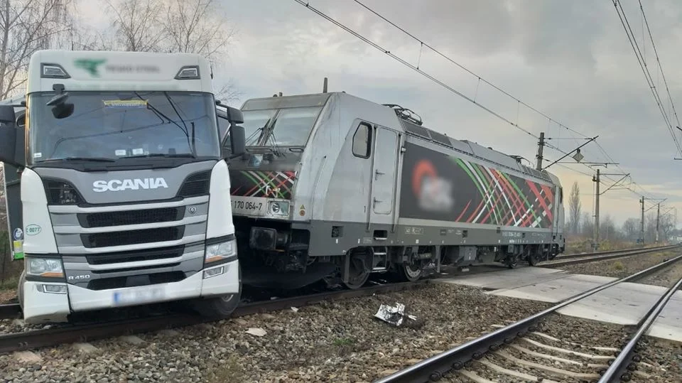 Pociąg staranował ciężarówkę - ruch kolejowy relacji Wisła - Katowice wstrzymany do g. 14