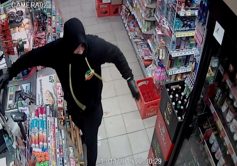 Rozbój z użyciem noża w Katowicach. Rozpoznajesz sprawcę?