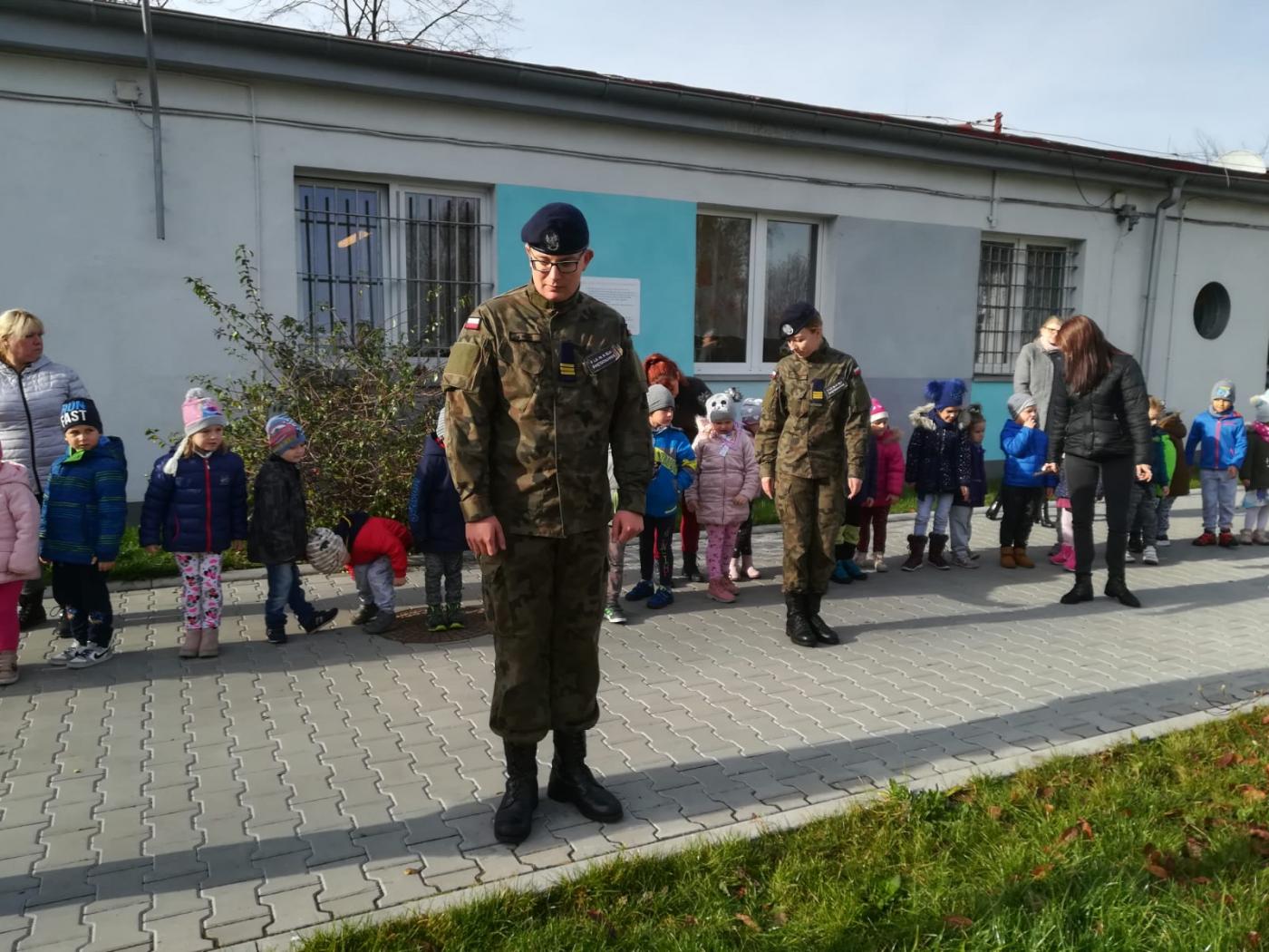 Mundurowi z II LO w Świętochłowicach u przedszkolaków