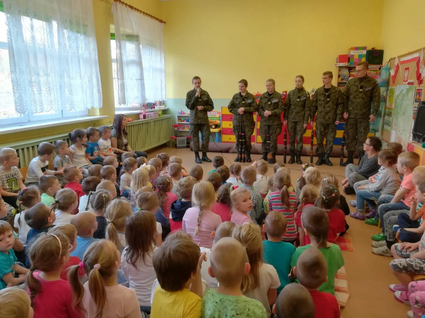 Mundurowi z II LO w Świętochłowicach u przedszkolaków