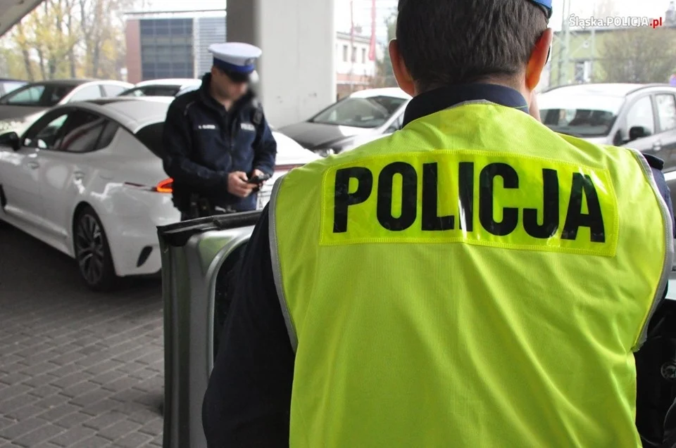 Wjechał w zaparkowane auto, a następnie w budynek - bez prawa jazdy, za to z 3 promilami