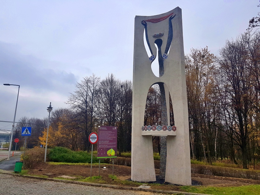 Zakończyła się renowacja Karolinki – rzeźby stojącej przy wejściu do Parku Śląskiego