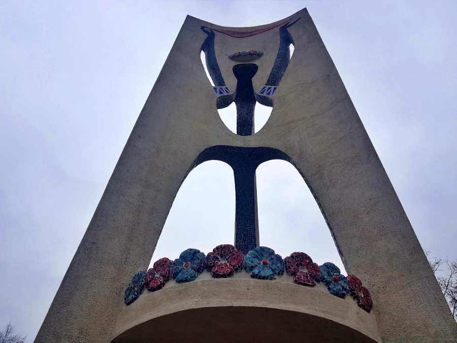 Zakończyła się renowacja Karolinki – rzeźby stojącej przy wejściu do Parku Śląskiego