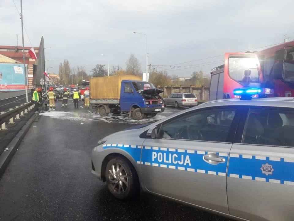 Uwaga kierowcy! DK79 w stronę Katowic zablokowana - zderzyły się trzy pojazdy