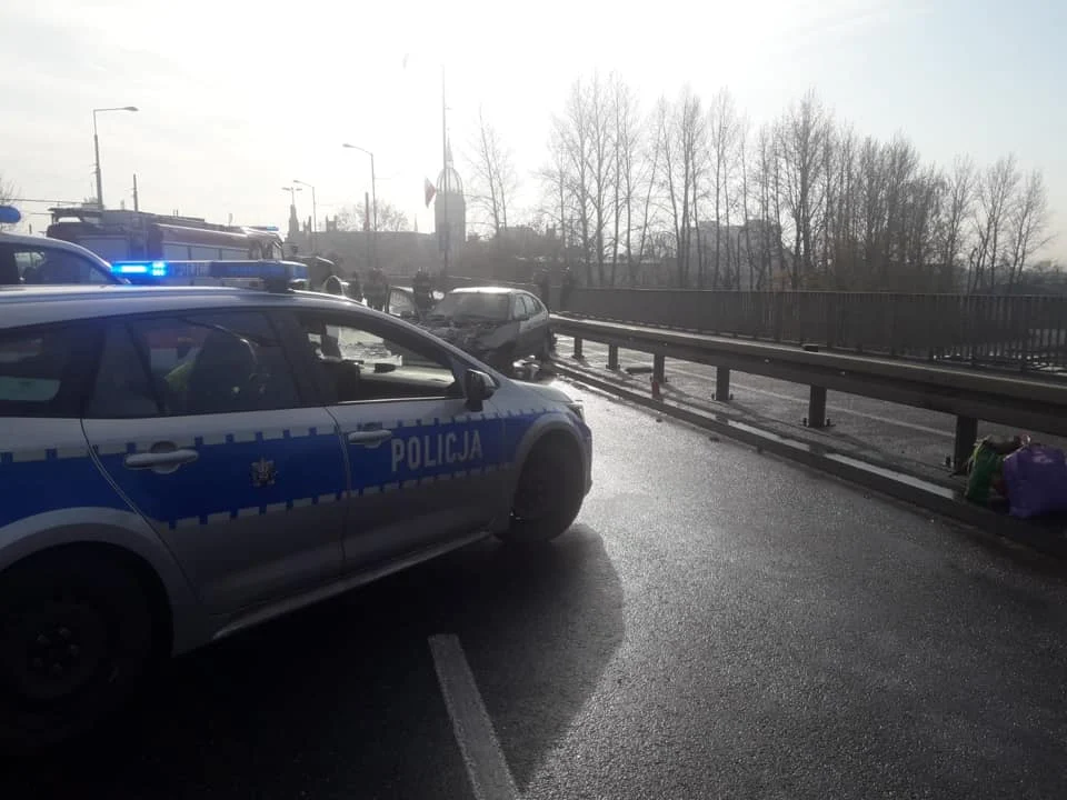 Uwaga kierowcy! DK79 w stronę Katowic zablokowana - zderzyły się trzy pojazdy