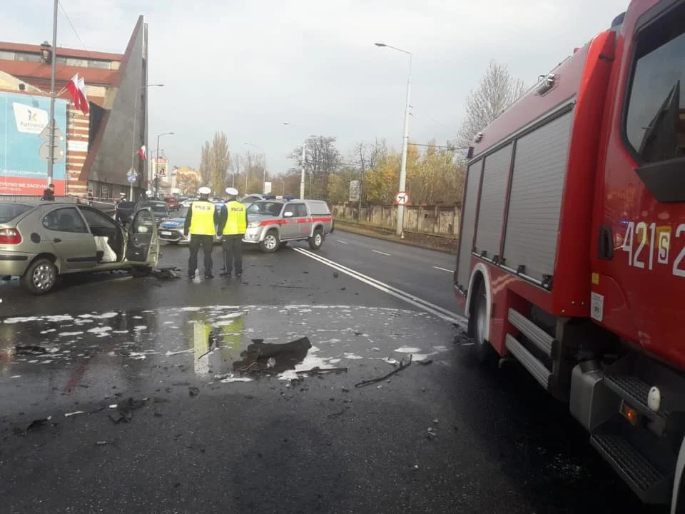 Uwaga kierowcy! DK79 w stronę Katowic zablokowana - zderzyły się trzy pojazdy