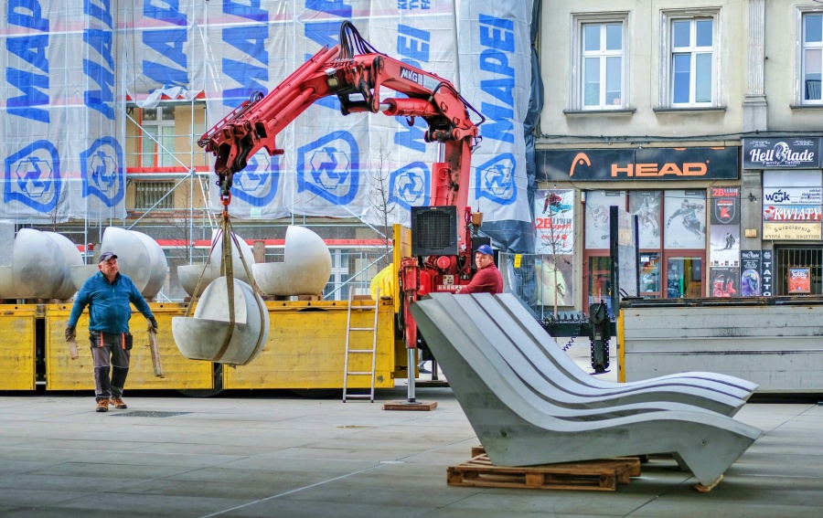 Nowe siedziska na Rynku w Chorzowie