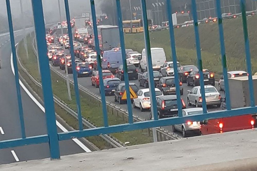 Śmiertelny wypadek w Chorzowie: pieszy chciał przebiec przez DTŚ. Droga jest zakorkowana!