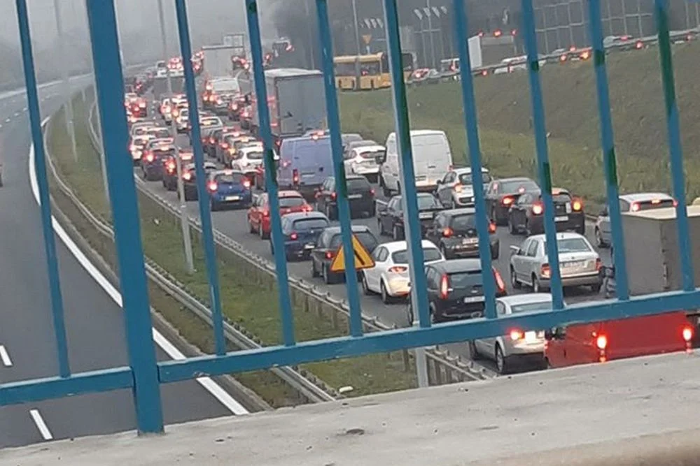 Śmiertelny wypadek w Chorzowie: pieszy chciał przebiec przez DTŚ. Droga jest zakorkowana!