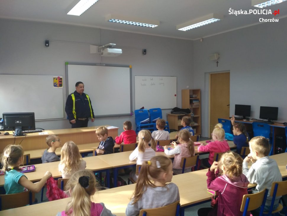 Policjanci z chorzowskiej drogówki odwiedzili uczniów z SP nr 21